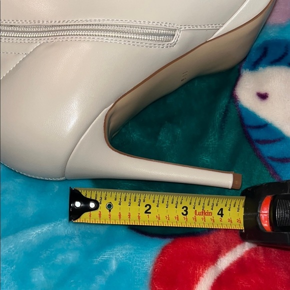🆕 Cream Heeled Boots with Glossy Finish size 10.5 - Picture 9 of 11